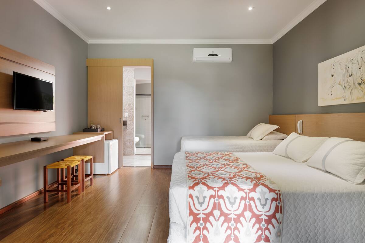 Een minibar, een bureau, gratis wifi