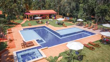 Udendørs pool, åben fra kl. 09.00 til kl. 21.00, liggestole