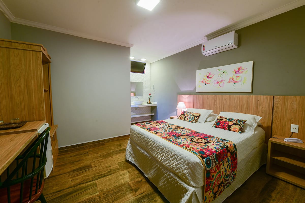 Economy kamer, uitzicht op tuin | Een minibar, een bureau, gratis wifi