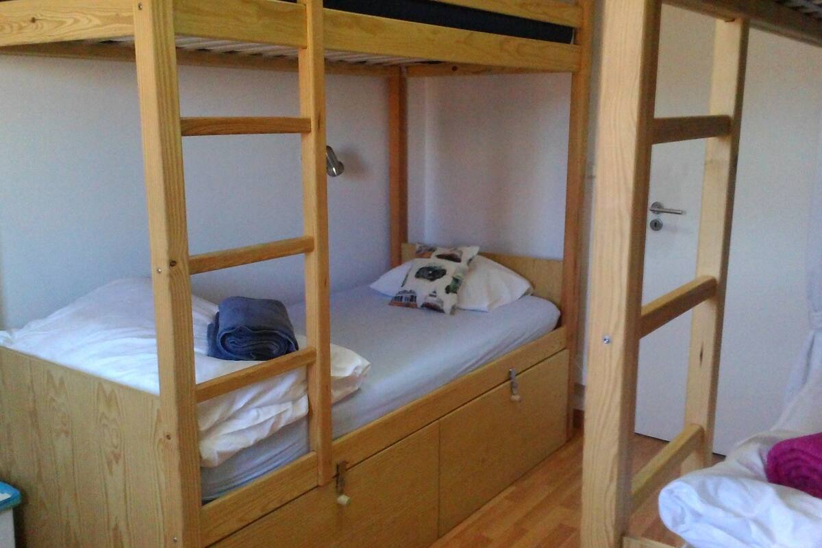 Dormitorio compartido, solo para mujeres, baño compartido | Tabla de planchar con plancha y wifi gratis
