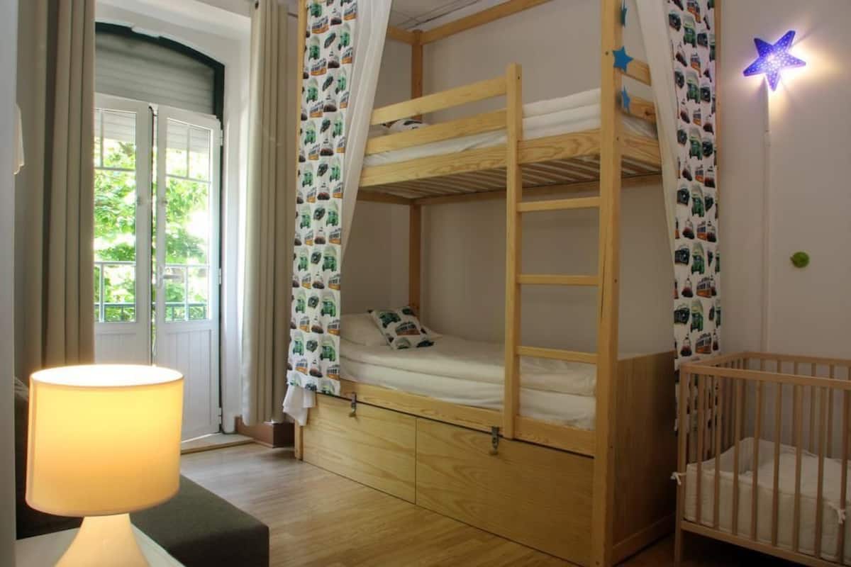 Habitación familiar, baño compartido | Tabla de planchar con plancha y wifi gratis