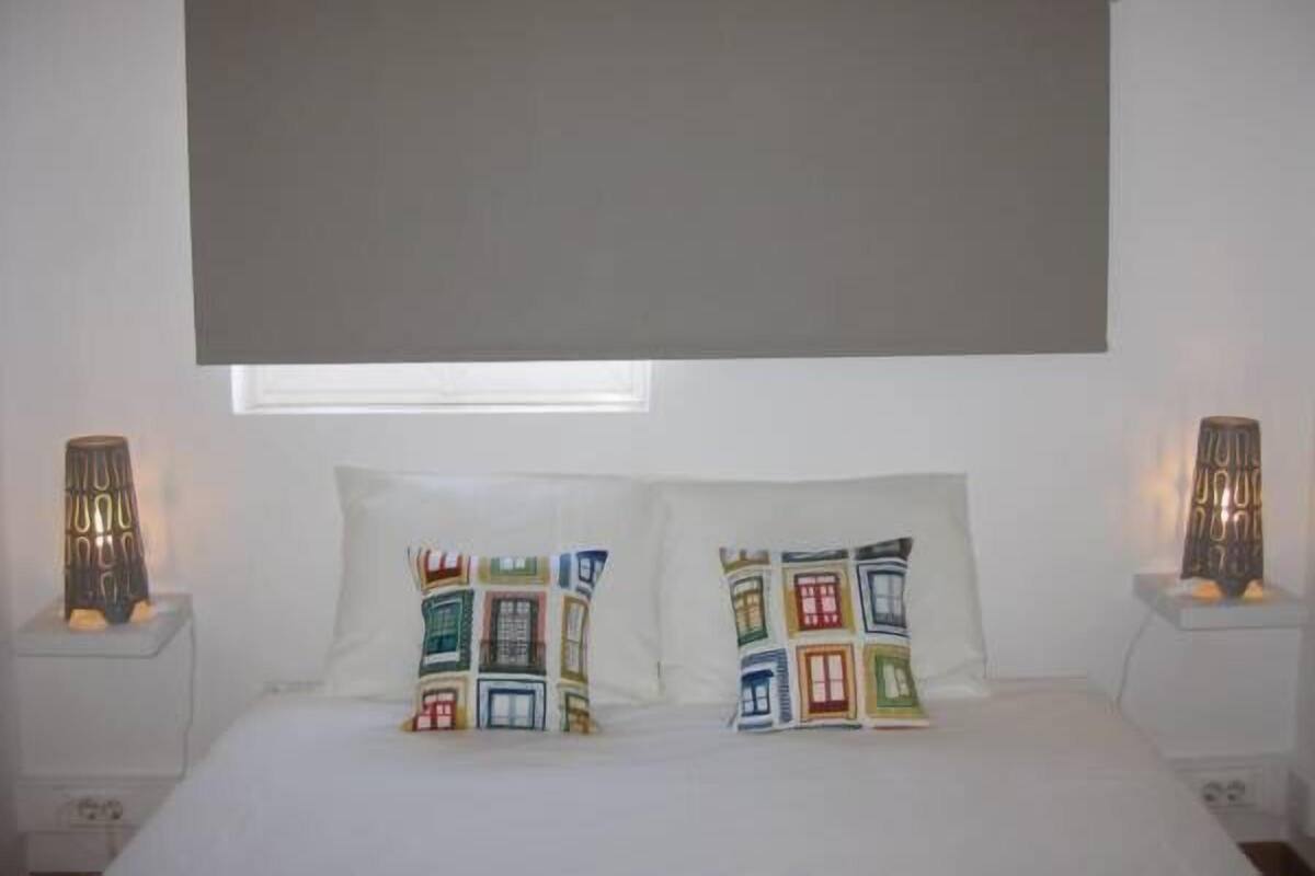 Double Room, Shared Bathroom (Almada) | Iron/ironing board (on request), WiFi (free)