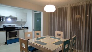 Comfort Apartment, 3 Bedrooms, Kitchen, Partial Sea View | Private kitchen - Jaco Beach Condos (Jacó)