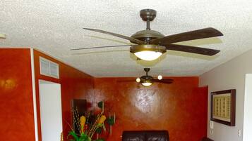 40–tuumainen taulutelevisio, jossa kaapelikanavat