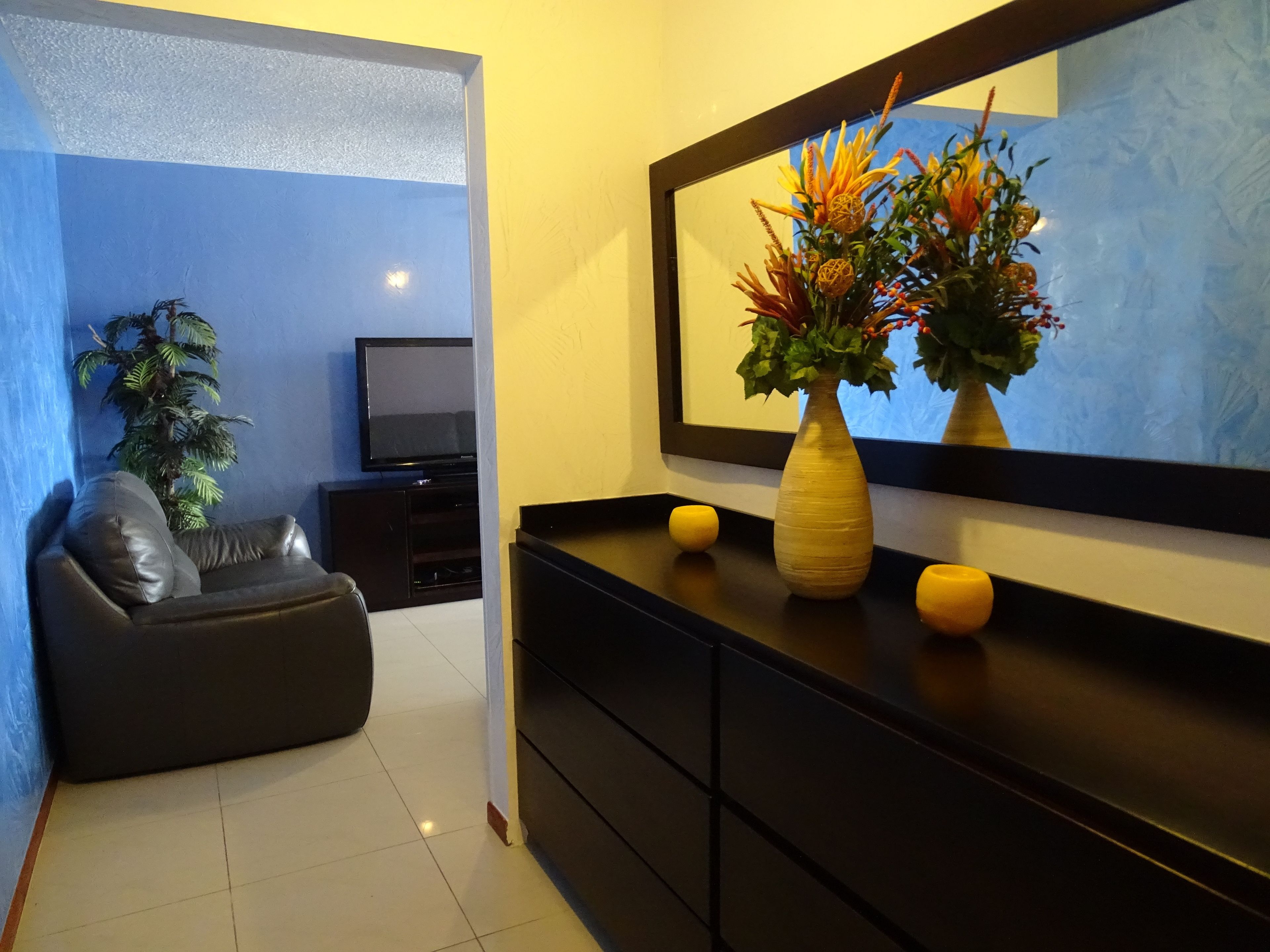 Comfort Condo, 2 Bedrooms, Kitchen | Living area | 40-inch flat-screen TV with cable channels, TV