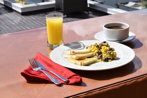 Café da manhã com buffet grÔtis todos os dias