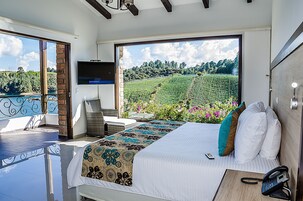 Deluxe Suite | Minibar, in-room safe, free WiFi, bed sheets