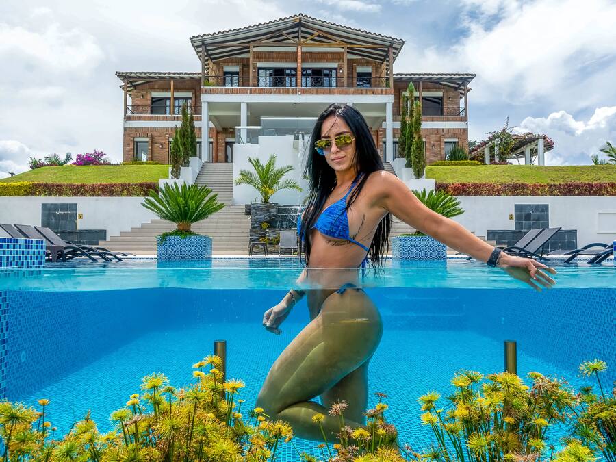 Una piscina al aire libre