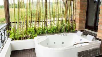 Deluxe Suite | Outdoor spa tub