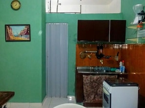 Habitación cuádruple | Cocina privada | Refrigerador, microondas, horno y parrilla de estufa