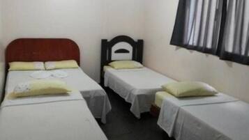 Quarto triplo standard | Cortinas blackout, Wi-Fi de cortesia, roupa de cama