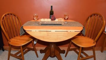 Habitación, 1 cama Queen size y sofá cama, patio (Cabin Room) | Tabla de planchar con plancha, wifi gratis y ropa de cama