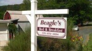 A sign for Beagle's Eat & Breakfast with a phone number. - Beagle's Bed & Breakfast (Paxinos)