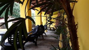 Piscine extérieure, chaises longues