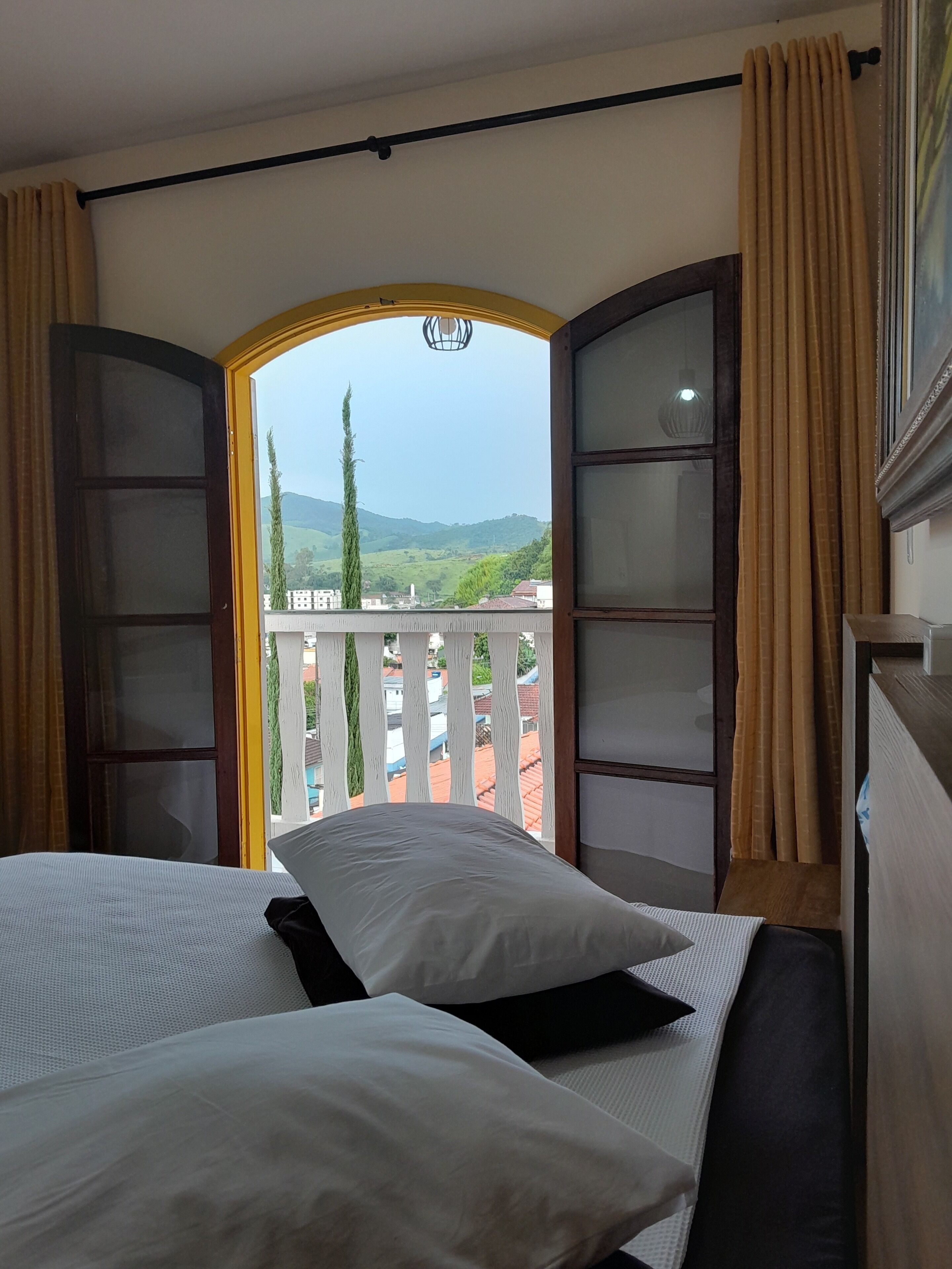 Egyptian cotton sheets, premium bedding, pillowtop beds, desk