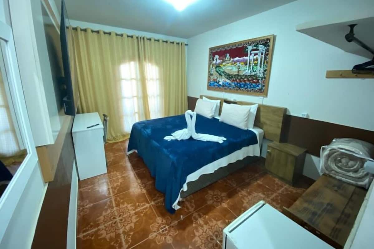 Egyptian cotton sheets, premium bedding, pillowtop beds, desk