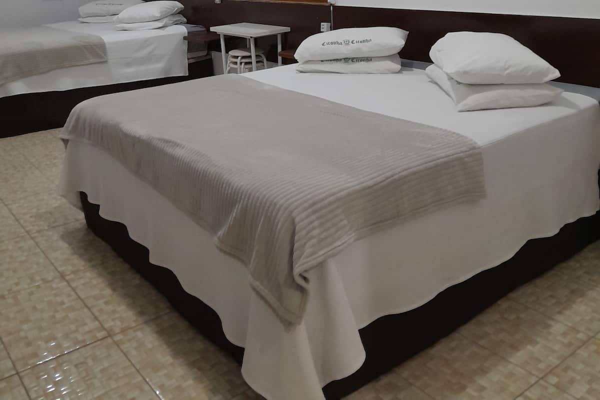 プレミアム 4 人部屋 | エジプト綿のシーツ、高級寝具、ピロートップベッド、デスク