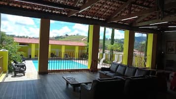 Piscina externa, espreguiçadeiras