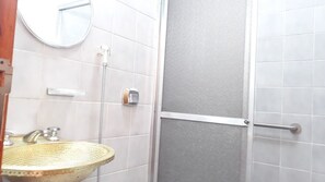 淋浴設備、雨淋花灑、名牌梳洗用品、提供毛巾