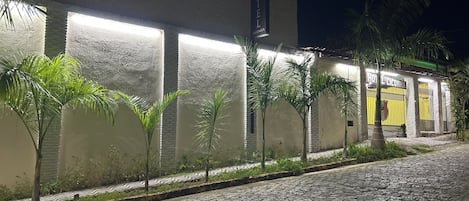 Vista frontal de la propiedad