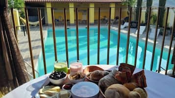 Utendørsbasseng og solsenger