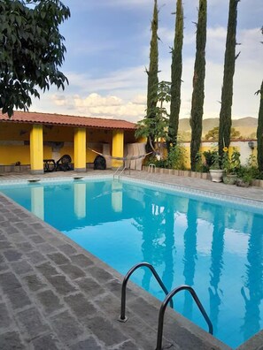 Outdoor pool, pool loungers - Hotel Ciconha (Sao Lourenco)
