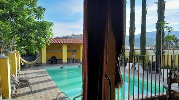 Piscina externa, espreguiçadeiras