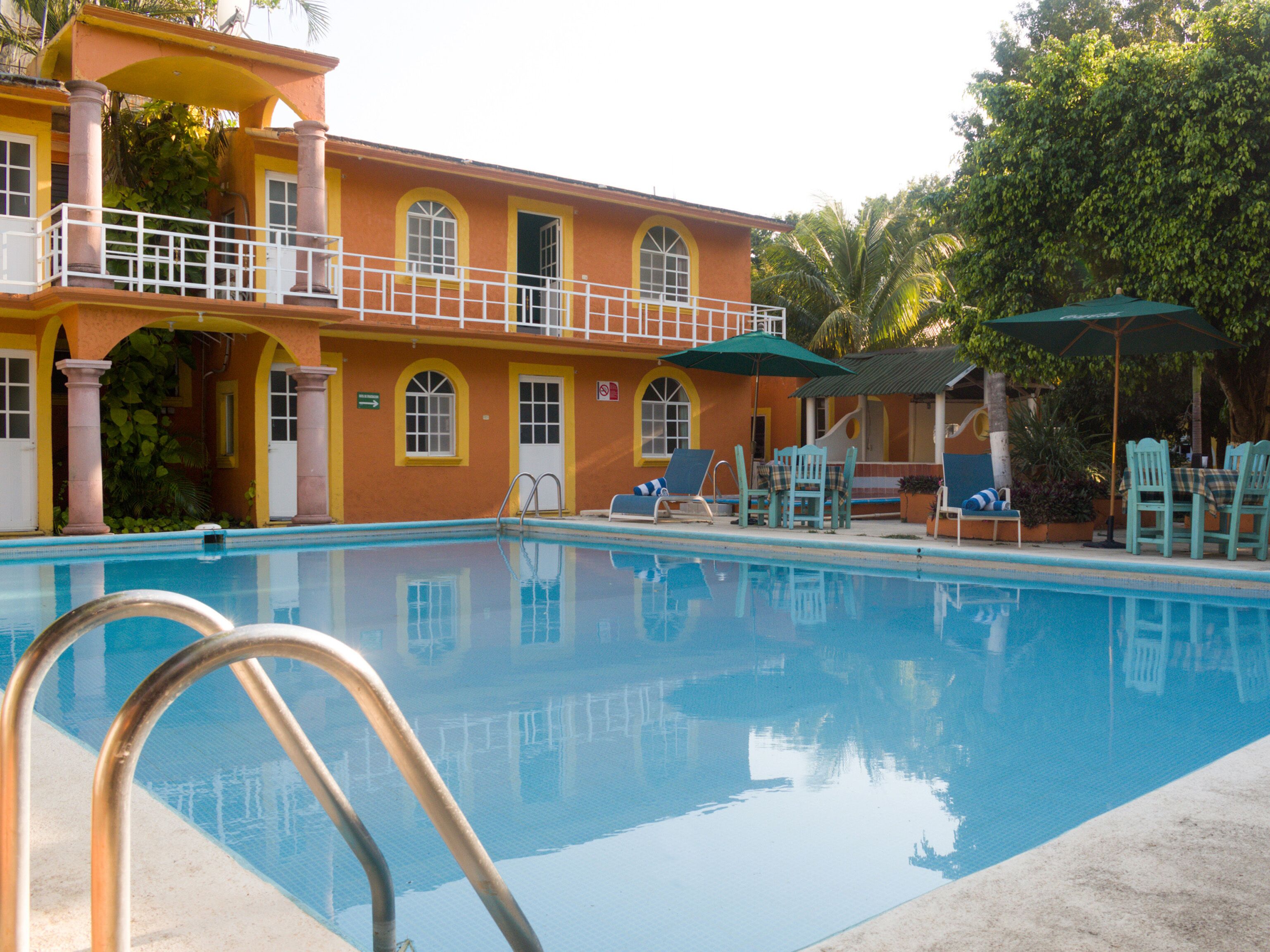 2 hồ bơi ngoài trời 