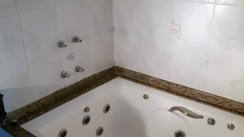 Room (Master) | Bathroom | Shower, free toiletries, towels