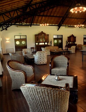 Lobby-lounge