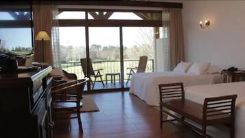 Habitación de lujo | Ropa de cama de alta calidad, edredones de plumas, minibar y caja fuerte