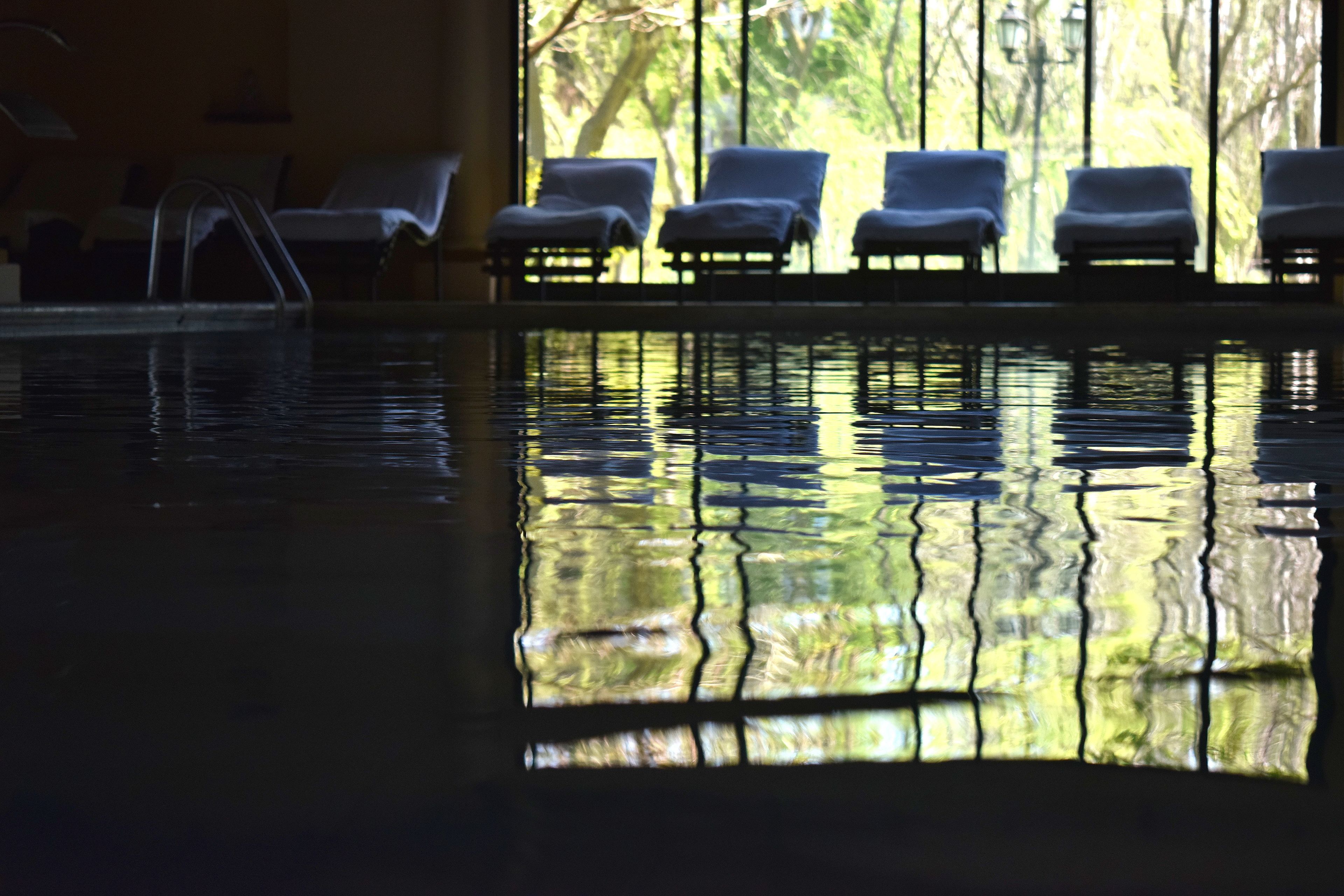 Una piscina techada, 2 piscinas al aire libre