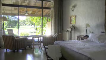Ropa de cama de alta calidad, cubrecamas y minibar