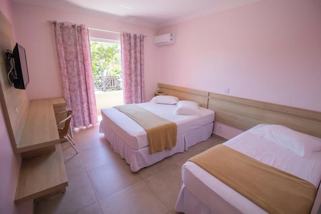 Una habitación de hotel con dos camas, un escritorio y una silla.