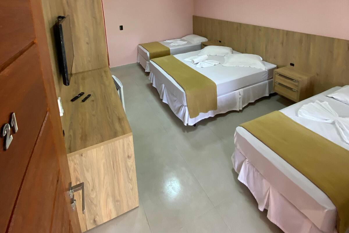 Minibar, escritorio, espacio para trabajar con laptop y wifi gratis