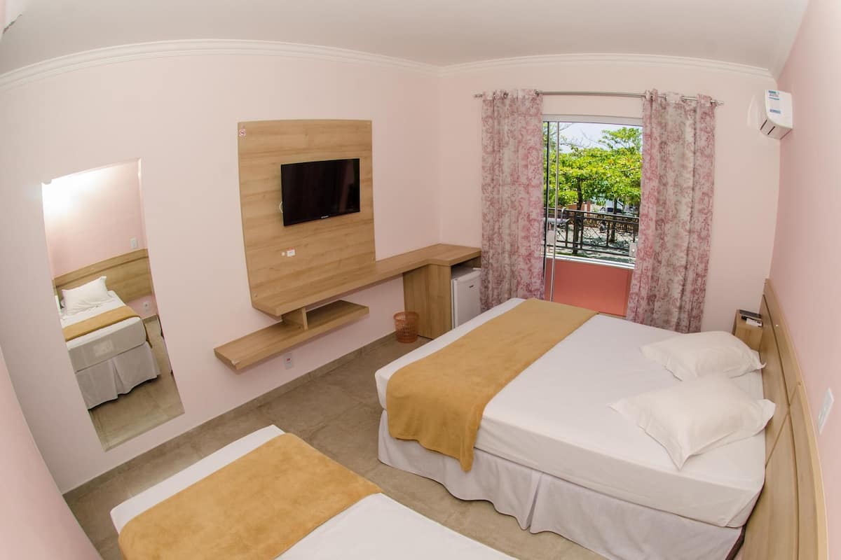 Minibar, escritorio, espacio para trabajar con laptop y wifi gratis