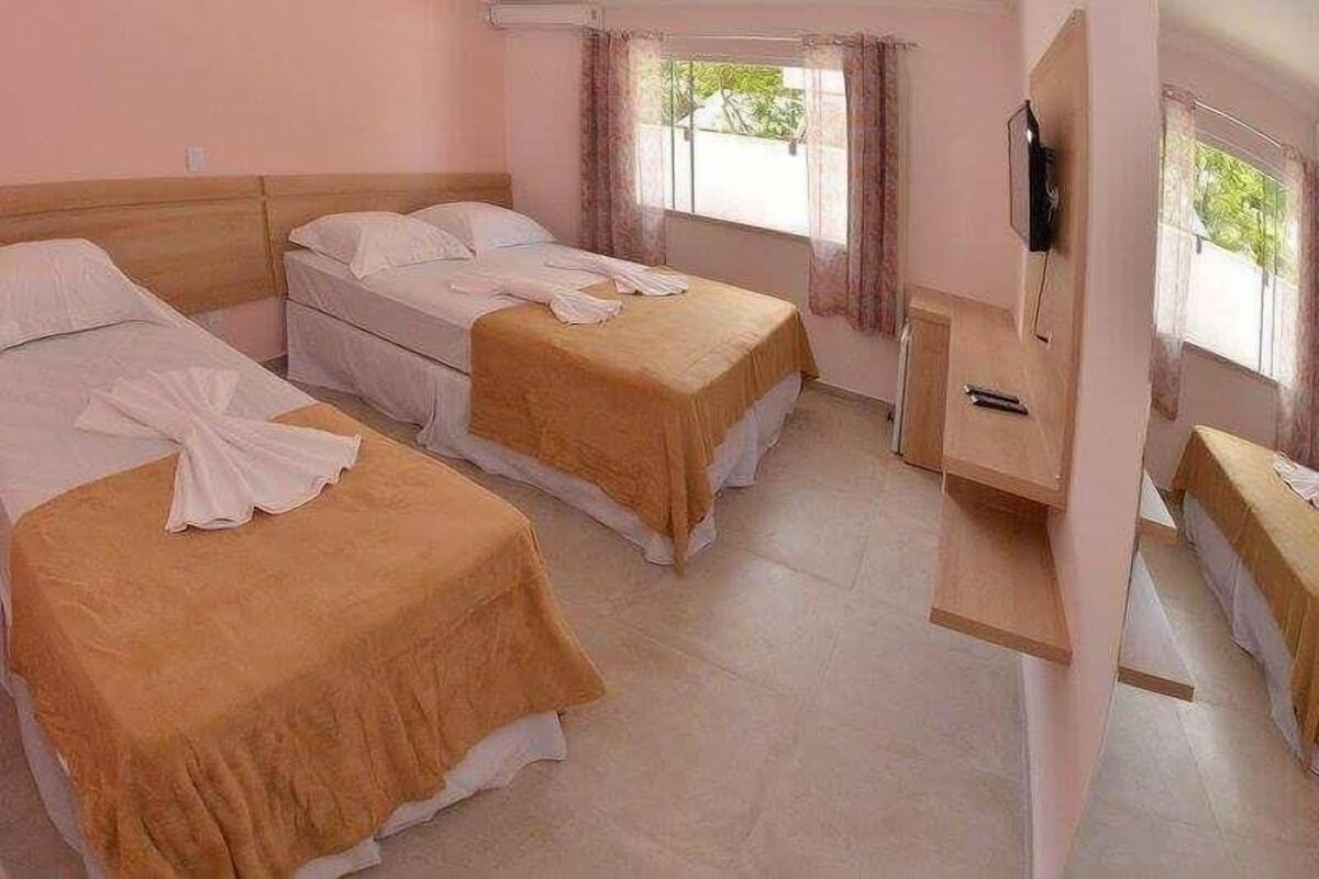 Minibar, escritorio, espacio para trabajar con laptop y wifi gratis