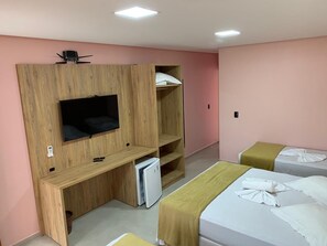 Een minibar, een bureau, een laptopwerkplek, gratis wifi