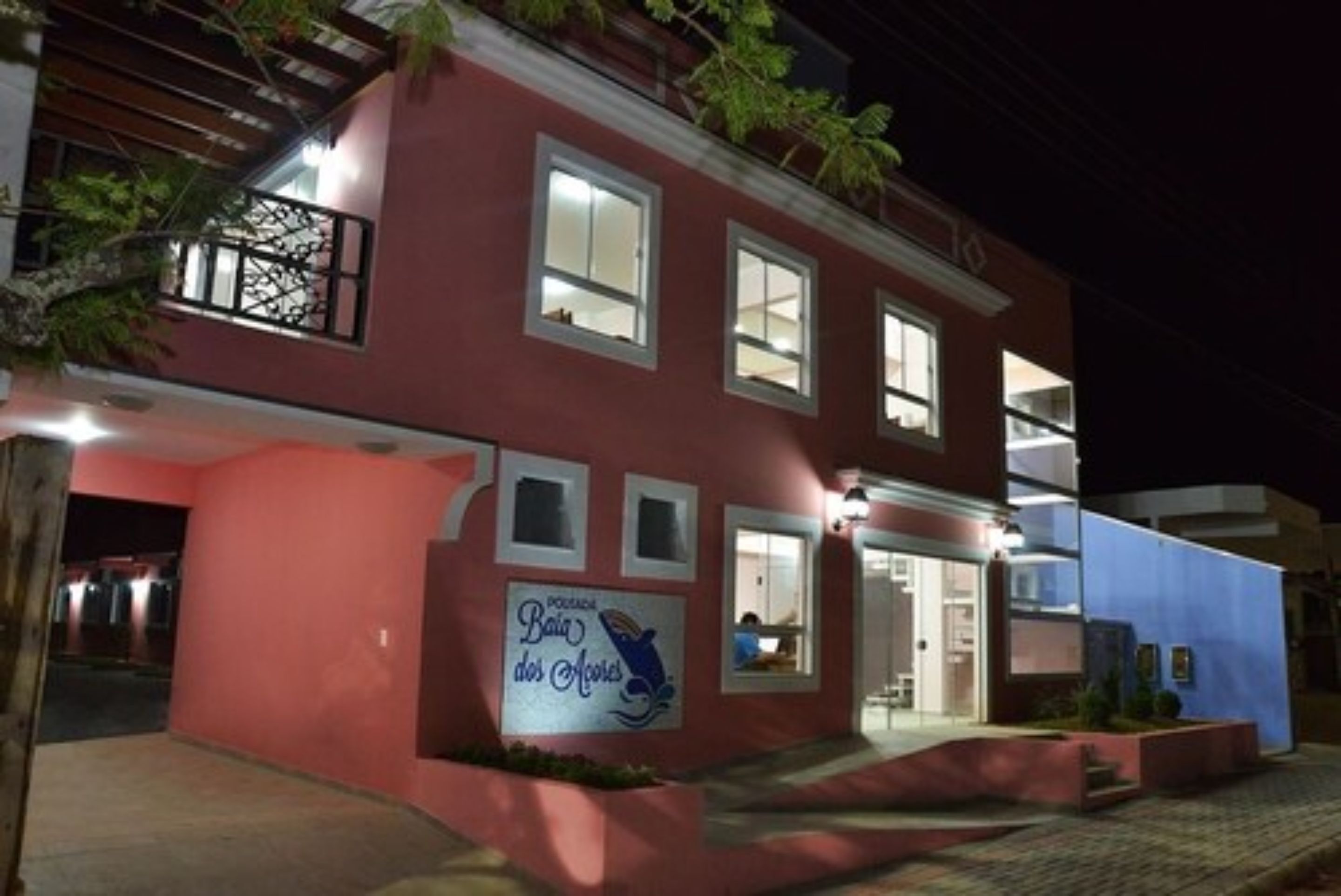 A building with a sign reading "Pousada dos Atores."