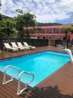Piscine extérieure, chaises longues