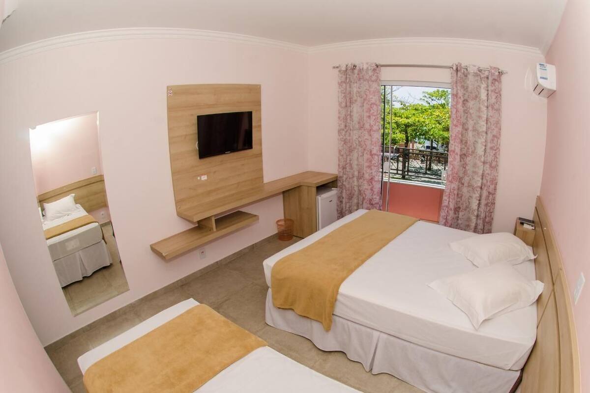 Minibar, escritorio, espacio para trabajar con laptop y wifi gratis