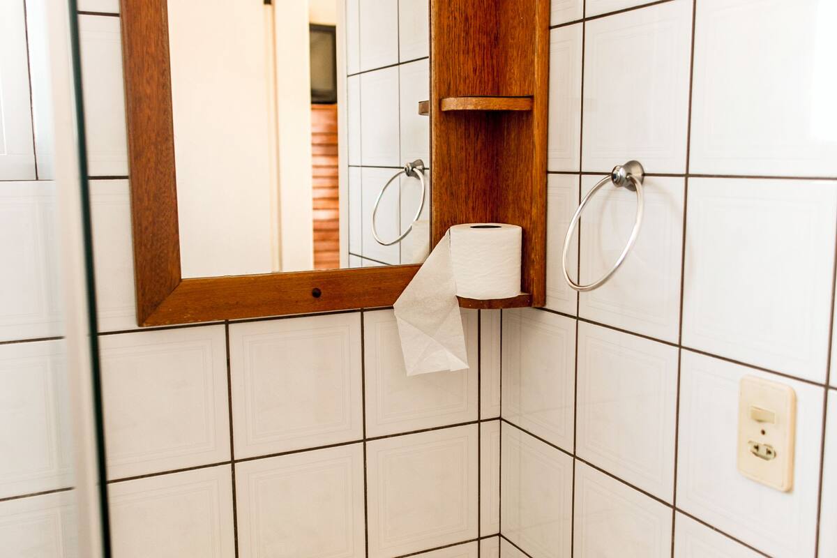 Regadera, amenidades de baño gratuitas, secadora de cabello, toallas