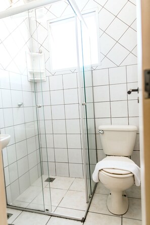 Regadera, amenidades de baño gratuitas, secadora de cabello, toallas