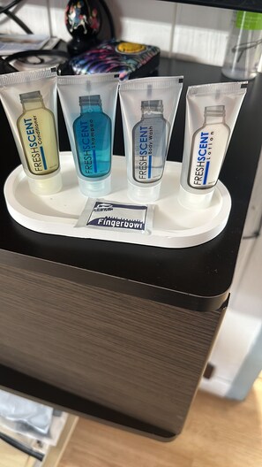 Bañera, artículos de tocador gratuitos, secador de pelo, toallas