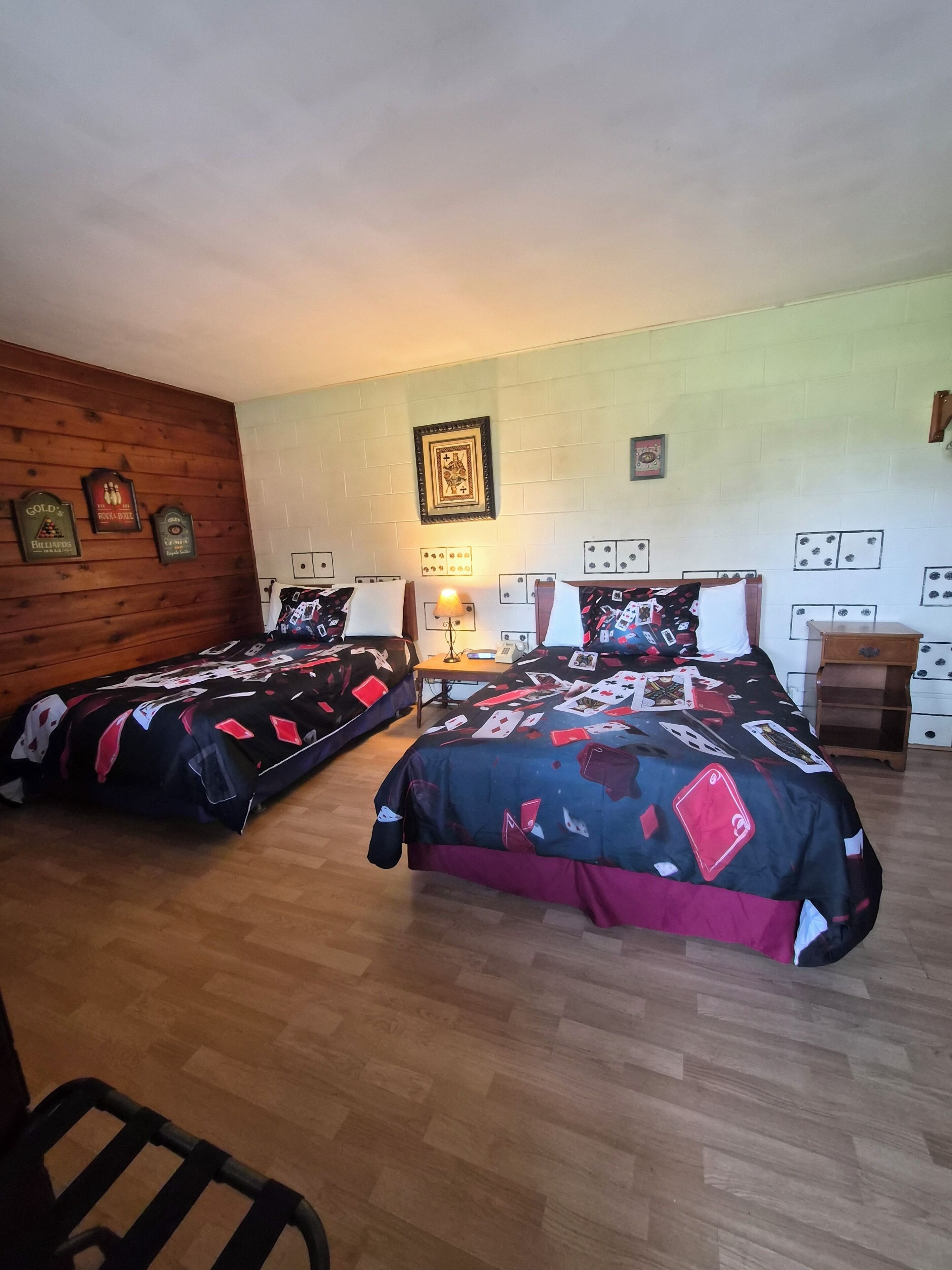 Habitación doble estándar, 2 camas matrimoniales, para fumadores, refrigerador y microondas | Decoración personalizada, muebles diferentes y escritorio 