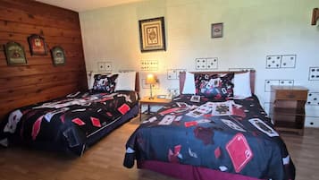 Habitación doble estándar, 2 camas matrimoniales, para fumadores, refrigerador y microondas | Decoración personalizada, muebles diferentes y escritorio