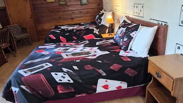 Chambre Standard double, 2 lits doubles, fumeur, réfrigérateur et four à micro-ondes | Décor unique, ameublement unique, bureau, fer et planche à repasser