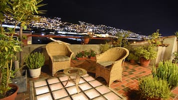 Habitación exclusiva con 2 camas individuales, balcón, torre | Terraza o patio