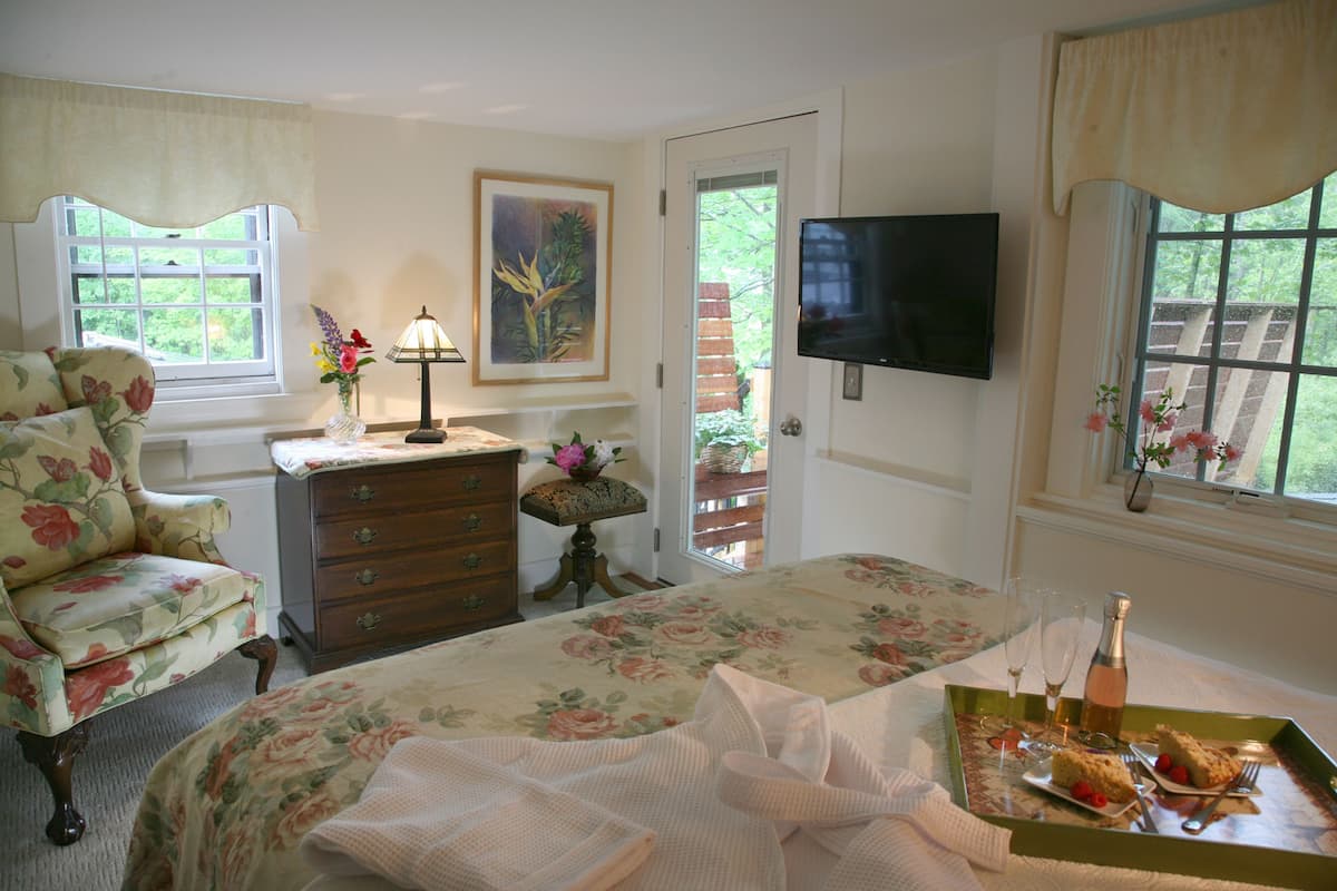 Basic Double Room, 1 Queen Bed, Balcony, Garden View