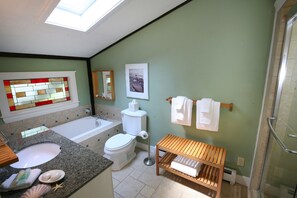 Luxury Double Room, 1 King Bed, Jetted Tub, Garden View | Bathroom | Designer toiletries, hair dryer, bathrobes, towels - Morning Glory Inn (York)